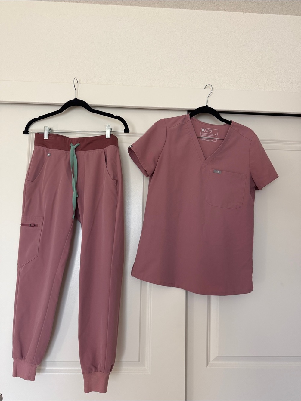 Figs Mauve Scrub Top and Jogger Set with Mint Drawstring XS and XS Petite